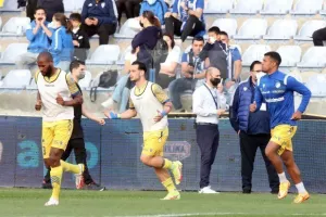 Ανόρθωση - ΑΠΟΕΛ: Τέσσερις (!) κόκκινες, ένα γκολ και η "Κυρία" στα ημιτελικά (φώτος)