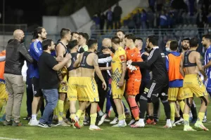 Ανόρθωση - ΑΠΟΕΛ: Τέσσερις (!) κόκκινες, ένα γκολ και η "Κυρία" στα ημιτελικά (φώτος)