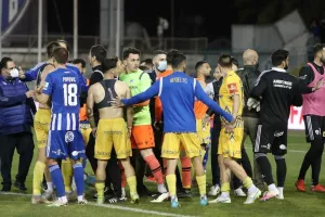 Ανόρθωση - ΑΠΟΕΛ: Τέσσερις (!) κόκκινες, ένα γκολ και η "Κυρία" στα ημιτελικά (φώτος)