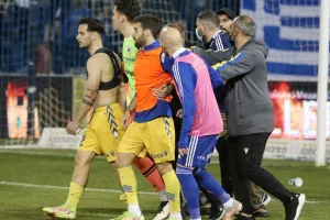 Ανόρθωση - ΑΠΟΕΛ: Τέσσερις (!) κόκκινες, ένα γκολ και η "Κυρία" στα ημιτελικά (φώτος)