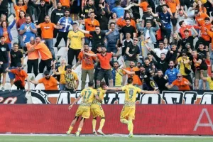 ΑΠΟΕΛ - Πάφος: Ο Ζαμπάλα κέρασε τους Πορτοκαλί, οι γαλαζοκίτρινοι είναι εδώ! (φώτος)