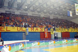 Ομόνοια-ΑΠΟΕΛ: Όταν ντύθηκε στα πράσινα & τα πορτοκαλί το "Ελευθερία" (φώτος)