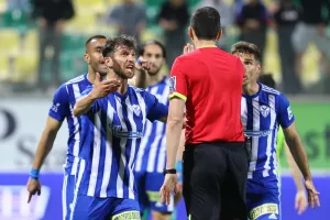 Παίζει με Απόλλωνα