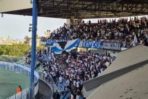 ΘΥΡΑ 1/ Στην θέση της και... τραγούδια! (Φώτος/Βίντεο)