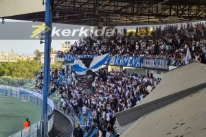 ΘΥΡΑ 1/ Στην θέση της και... τραγούδια! (Φώτος/Βίντεο)