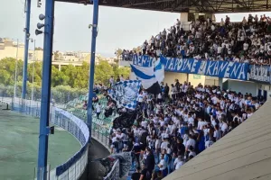ΘΥΡΑ 1/ Στην θέση της και... τραγούδια! (Φώτος/Βίντεο)