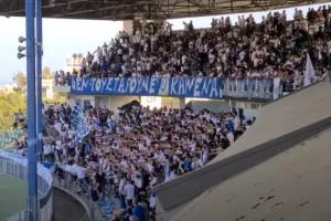 ΘΥΡΑ 1/ Στην θέση της και... τραγούδια! (Φώτος/Βίντεο)