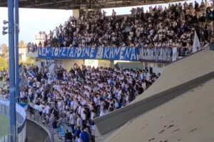 ΘΥΡΑ 1/ Στην θέση της και... τραγούδια! (Φώτος/Βίντεο)