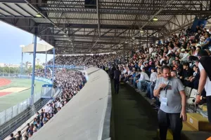 Είσοδος και... τρομερή υποδοχή! (Φώτος/Βίντεο)