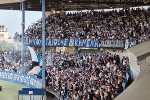 Είσοδος και... τρομερή υποδοχή! (Φώτος/Βίντεο)