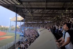 Είσοδος και... τρομερή υποδοχή! (Φώτος/Βίντεο)