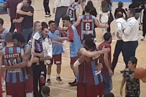 Μαζί με την κορούλα του!