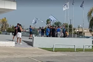 (ΒΙΝΤΕΟ/ΦΩΤΟΣ) Υποδοχή αποστολής με συνθήματα και... ντόπες 