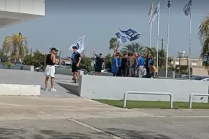 (ΒΙΝΤΕΟ/ΦΩΤΟΣ) Υποδοχή αποστολής με συνθήματα και... ντόπες 