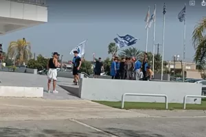 (ΒΙΝΤΕΟ/ΦΩΤΟΣ) Υποδοχή αποστολής με συνθήματα και... ντόπες 