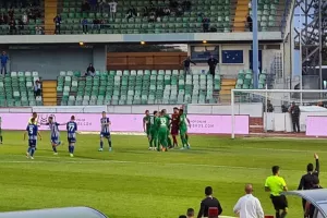Πέναλτι, On field review και… κόκκινη σε Κβάσουκ