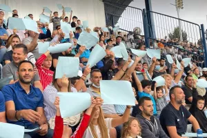 (ΒΙΝΤΕΟ/ΦΩΤΟΣ) Θερμή υποδοχή με πανό και χαρτόνια 