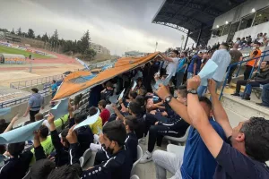 (ΒΙΝΤΕΟ/ΦΩΤΟΣ) Θερμή υποδοχή με πανό και χαρτόνια 