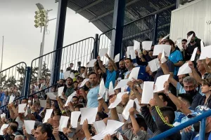 (ΒΙΝΤΕΟ/ΦΩΤΟΣ) Θερμή υποδοχή με πανό και χαρτόνια 