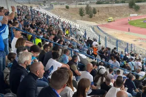 (ΒΙΝΤΕΟ/ΦΩΤΟΣ) Θερμή υποδοχή με πανό και χαρτόνια 