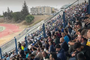 (ΒΙΝΤΕΟ/ΦΩΤΟΣ) Θερμή υποδοχή με πανό και χαρτόνια 