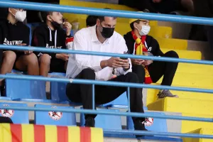 Το σήκωσε... απ' την κερκίδα!