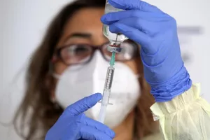 Αναθεωρήθηκε η ηλικία για χορήγηση της 4ης δόσης