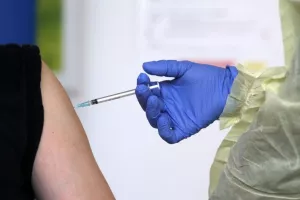 Έπεσε το όριο ηλικίας για 4η δόση - Οι δικαιούχοι