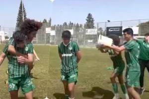 Τον έλουσαν με κουβά! (βίντεο)