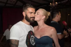 Ανεβαίνει τα σκαλιά της εκκλησίας ο Λιβάγια