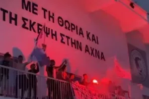 Mε πυρσό και συνθήματα στο μπαλκόνι! (βίντεο)