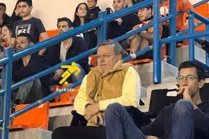 Δίπλα στους φουτσαλιστές του ΑΠΟΕΛ ο Πρόδρομος Πετρίδης (φώτος)