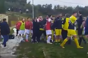 Άγριο ξύλο με μπουνιές και καρέκλες σε ντέρμπι τοπικού