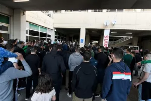 Οπαδοί στο ΟΑΚΑ για να εμψυχώσουν τους παίκτες πριν από το ντέρμπι με τον Ολυμπιακό