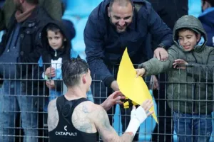 Ο Τσούμπερ έδωσε την φανέλα του σε μικρό θαυμαστή του!