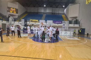 (ΒΙΝΤΕΟ/ΦΩΤΟΣ) Η απονομή στην Ομόνοια και... πάρτι για το treble!
