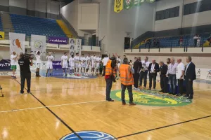(ΒΙΝΤΕΟ/ΦΩΤΟΣ) Η απονομή στην Ομόνοια και... πάρτι για το treble!