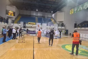 (ΒΙΝΤΕΟ/ΦΩΤΟΣ) Η απονομή στην Ομόνοια και... πάρτι για το treble!