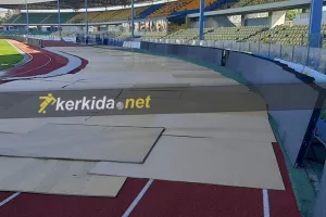 Απόλλων-ΑΠΟΕΛ με προστατευτικά πλακάτ στο ταρτάν (φώτος)