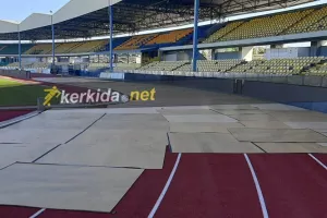 Απόλλων-ΑΠΟΕΛ με προστατευτικά πλακάτ στο ταρτάν (φώτος)