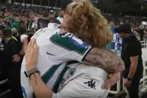 Παναθηναϊκός: Το κλάμα του Βέλεθ στην αγκαλιά της μητέρας του