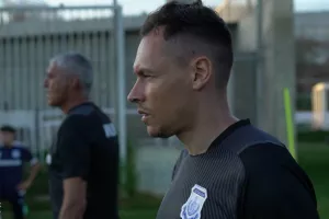 Αποχωρεί από τον Απόλλωνα