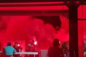 (ΒΙΝΤΕΟ/ΦΩΤΟΣ) Έκαναν τη νύχτα μέρα με πυροτεχνήματα και φωτοβολίδες!