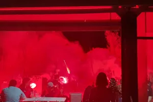 (ΒΙΝΤΕΟ/ΦΩΤΟΣ) Έκαναν τη νύχτα μέρα με πυροτεχνήματα και φωτοβολίδες!