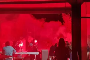 (ΒΙΝΤΕΟ/ΦΩΤΟΣ) Έκαναν τη νύχτα μέρα με πυροτεχνήματα και φωτοβολίδες!