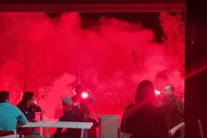 (ΒΙΝΤΕΟ/ΦΩΤΟΣ) Έκαναν τη νύχτα μέρα με πυροτεχνήματα και φωτοβολίδες!