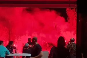 (ΒΙΝΤΕΟ/ΦΩΤΟΣ) Έκαναν τη νύχτα μέρα με πυροτεχνήματα και φωτοβολίδες!