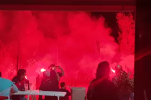 (ΒΙΝΤΕΟ/ΦΩΤΟΣ) Έκαναν τη νύχτα μέρα με πυροτεχνήματα και φωτοβολίδες!