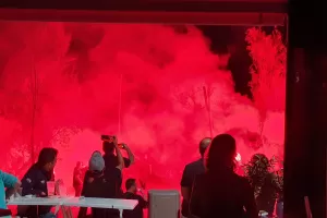 (ΒΙΝΤΕΟ/ΦΩΤΟΣ) Έκαναν τη νύχτα μέρα με πυροτεχνήματα και φωτοβολίδες!