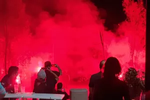 (ΒΙΝΤΕΟ/ΦΩΤΟΣ) Έκαναν τη νύχτα μέρα με πυροτεχνήματα και φωτοβολίδες!